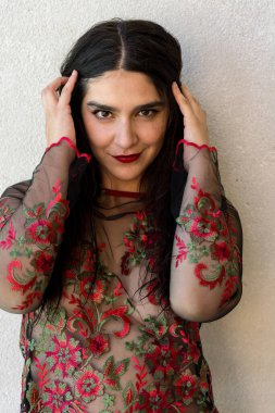 Muhteşem bir İspanyol kadın Karayip tatilinde şehvetli iç çamaşırlarıyla poz veriyor. Doğal ışıkla yıkanmış, kıvrımları, çarpıcı tropikal zemine karşı zarafeti ve cazibeyi harmanlayarak çok güzel çizilmiş..