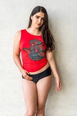 Çarpıcı esmer bir kadın, Meksika tatilinde neşeli pozlar veriyor. Güzelliği, sıcak güneş ve nefes kesici manzarayla gelişiyor. Kaygısız bir ruh yayıyor, neşeli bayram havasını kucaklıyor..