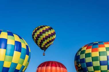 Tüm şekil ve renklerden oluşan canlı hava balonları açık mavi gökyüzüne doğru süzülür ve canlı bir sonbahar balonu festivalinde havayı heyecanla doldurur. Mevsimin güzelliğine karşı sahne nefes kesici..