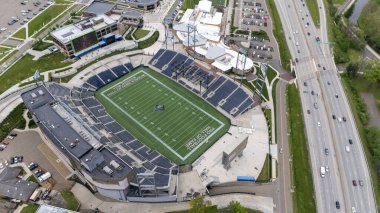 Pro Football Hall of Fame ve Tom Benson Hall of Fame Stadyumu 'nun Canton, Ohio' daki hava manzarası profesyonel futbolun zengin tarihini kutlamaya adanmış genişleyen bir kompleksi gözler önüne seriyor.. 