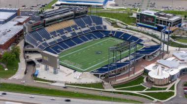 Pro Football Hall of Fame ve Tom Benson Hall of Fame Stadyumu 'nun Canton, Ohio' daki hava manzarası profesyonel futbolun zengin tarihini kutlamaya adanmış genişleyen bir kompleksi gözler önüne seriyor.. 