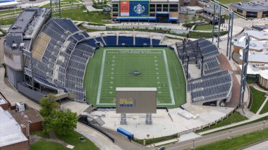 Pro Football Hall of Fame ve Tom Benson Hall of Fame Stadyumu 'nun Canton, Ohio' daki hava manzarası profesyonel futbolun zengin tarihini kutlamaya adanmış genişleyen bir kompleksi gözler önüne seriyor.. 