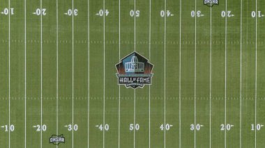 Pro Football Hall of Fame ve Tom Benson Hall of Fame Stadyumu 'nun Canton, Ohio' daki hava manzarası profesyonel futbolun zengin tarihini kutlamaya adanmış genişleyen bir kompleksi gözler önüne seriyor.. 