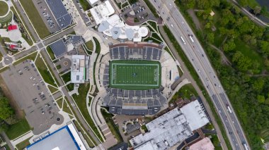 Pro Football Hall of Fame ve Tom Benson Hall of Fame Stadyumu 'nun Canton, Ohio' daki hava manzarası profesyonel futbolun zengin tarihini kutlamaya adanmış genişleyen bir kompleksi gözler önüne seriyor.. 