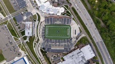 Pro Football Hall of Fame ve Tom Benson Hall of Fame Stadyumu 'nun Canton, Ohio' daki hava manzarası profesyonel futbolun zengin tarihini kutlamaya adanmış genişleyen bir kompleksi gözler önüne seriyor.. 