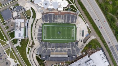 Pro Football Hall of Fame ve Tom Benson Hall of Fame Stadyumu 'nun Canton, Ohio' daki hava manzarası profesyonel futbolun zengin tarihini kutlamaya adanmış genişleyen bir kompleksi gözler önüne seriyor.. 