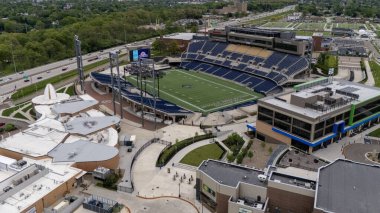 Pro Football Hall of Fame ve Tom Benson Hall of Fame Stadyumu 'nun Canton, Ohio' daki hava manzarası profesyonel futbolun zengin tarihini kutlamaya adanmış genişleyen bir kompleksi gözler önüne seriyor.. 
