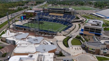 Pro Football Hall of Fame ve Tom Benson Hall of Fame Stadyumu 'nun Canton, Ohio' daki hava manzarası profesyonel futbolun zengin tarihini kutlamaya adanmış genişleyen bir kompleksi gözler önüne seriyor.. 