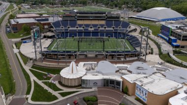 Pro Football Hall of Fame ve Tom Benson Hall of Fame Stadyumu 'nun Canton, Ohio' daki hava manzarası profesyonel futbolun zengin tarihini kutlamaya adanmış genişleyen bir kompleksi gözler önüne seriyor.. 