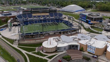 Pro Football Hall of Fame ve Tom Benson Hall of Fame Stadyumu 'nun Canton, Ohio' daki hava manzarası profesyonel futbolun zengin tarihini kutlamaya adanmış genişleyen bir kompleksi gözler önüne seriyor.. 