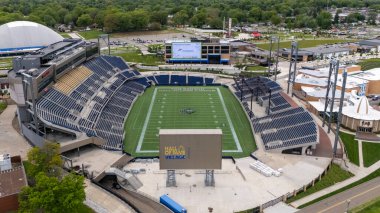 Pro Football Hall of Fame ve Tom Benson Hall of Fame Stadyumu 'nun Canton, Ohio' daki hava manzarası profesyonel futbolun zengin tarihini kutlamaya adanmış genişleyen bir kompleksi gözler önüne seriyor.. 