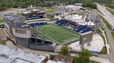 Pro Football Hall of Fame ve Tom Benson Hall of Fame Stadyumu 'nun Canton, Ohio' daki hava manzarası profesyonel futbolun zengin tarihini kutlamaya adanmış genişleyen bir kompleksi gözler önüne seriyor.. 