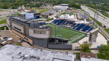 Pro Football Hall of Fame ve Tom Benson Hall of Fame Stadyumu 'nun Canton, Ohio' daki hava manzarası profesyonel futbolun zengin tarihini kutlamaya adanmış genişleyen bir kompleksi gözler önüne seriyor.. 