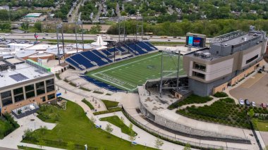 Pro Football Hall of Fame ve Tom Benson Hall of Fame Stadyumu 'nun Canton, Ohio' daki hava manzarası profesyonel futbolun zengin tarihini kutlamaya adanmış genişleyen bir kompleksi gözler önüne seriyor.. 