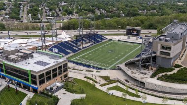 Pro Football Hall of Fame ve Tom Benson Hall of Fame Stadyumu 'nun Canton, Ohio' daki hava manzarası profesyonel futbolun zengin tarihini kutlamaya adanmış genişleyen bir kompleksi gözler önüne seriyor.. 