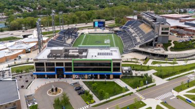 Pro Football Hall of Fame ve Tom Benson Hall of Fame Stadyumu 'nun Canton, Ohio' daki hava manzarası profesyonel futbolun zengin tarihini kutlamaya adanmış genişleyen bir kompleksi gözler önüne seriyor.. 