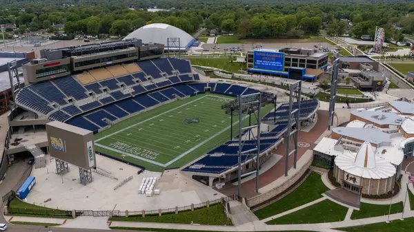 Pro Football Hall of Fame ve Tom Benson Hall of Fame Stadyumu 'nun Canton, Ohio' daki hava manzarası profesyonel futbolun zengin tarihini kutlamaya adanmış genişleyen bir kompleksi gözler önüne seriyor.. 