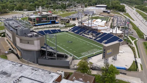 Pro Football Hall of Fame ve Tom Benson Hall of Fame Stadyumu 'nun Canton, Ohio' daki hava manzarası profesyonel futbolun zengin tarihini kutlamaya adanmış genişleyen bir kompleksi gözler önüne seriyor.. 