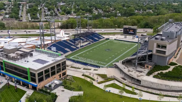 Pro Football Hall of Fame ve Tom Benson Hall of Fame Stadyumu 'nun Canton, Ohio' daki hava manzarası profesyonel futbolun zengin tarihini kutlamaya adanmış genişleyen bir kompleksi gözler önüne seriyor.. 