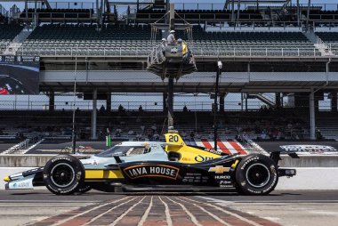 Nevada City, CA 'den NTT INDYCAR SERIES sürücüsü ALEXANDER ROSSI (20), Indianapolis Yarış Pistinde 109. Koşu antrenmanı sırasında tuğla bahçesinden geçer..