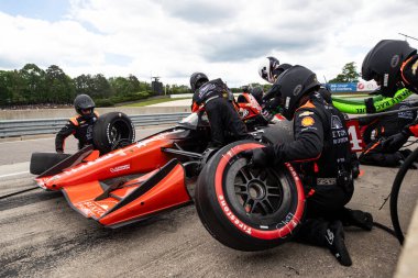 AJ Foyt Racing 'in ekibi, Birmingham AL' daki Berber Motor Sporları Parkı 'nda Alabama' nın Çocukları Grand Prix sırasında bir pit stop gerçekleştirdi..