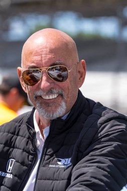 Takım sahibi, BOBBY RAHAL, takımını Indianapolis 'in 109. Yarış öncesi Rahal Letterman Lanigan yarış arabası üzerinde çalışırken izliyor..