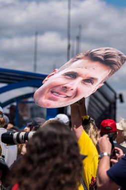 Yarış hayranları, Indianapolis 'in 109. yarışıyla ilgili tüm yarışları Speedway, IN' deki Indianapolis Motor Yarış Pisti 'nde izliyorlar..