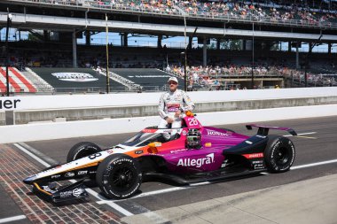 İsveç 'in Kumla kentinden NTT INDYCAR SERIES sürücüsü, MARCUS ERICSSON (28) (SWE), Indianapolis 500' ün 109. koşusuna katıldıktan sonra geleneksel fotoğraf için poz vermektedir..