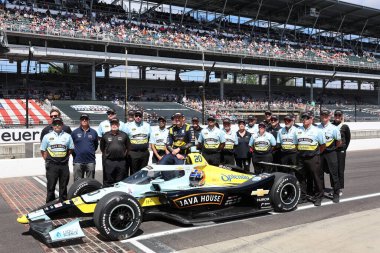 Nevada City, CA 'den NTT INDYCAR SERIES sürücüsü ALEXANDER ROSSI (20), Indianapolis 500' ün 109. koşusuna katıldıktan sonra geleneksel fotoğraf için poz vermektedir..