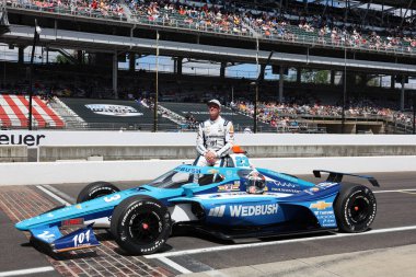 Fort Lauderdale, Florida 'dan NTT INDYCAR SERIES sürücüsü RYAN HUNTER-REAY (23), Indianapolis 500' ün 109. Koşu yarışına katıldıktan sonra geleneksel fotoğraf için poz veriyor..
