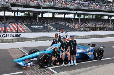 Fort Lauderdale, Florida 'dan NTT INDYCAR SERIES sürücüsü RYAN HUNTER-REAY (23), Indianapolis 500' ün 109. Koşu yarışına katıldıktan sonra geleneksel fotoğraf için poz veriyor..