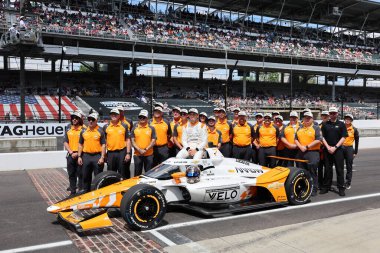 Danimarka 'nın Hedensted kentinden NTT INDYCAR SERIES sürücüsü, CHRISTIAN LUNDGAARD (7), Indianapolis Yarış Pistinde 109. Koşu yarışına katıldıktan sonra geleneksel fotoğraf için poz veriyor..