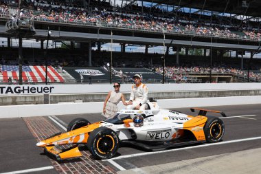 Danimarka 'nın Hedensted kentinden NTT INDYCAR SERIES sürücüsü, CHRISTIAN LUNDGAARD (7), Indianapolis Yarış Pistinde 109. Koşu yarışına katıldıktan sonra geleneksel fotoğraf için poz veriyor..