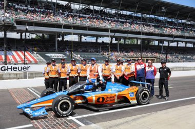 New Albany 'den NTT INDYCAR SERIES sürücüsü GRAM RAHAL (15) (ABD), Indianapolis 500' ün 109. koşusuna katıldıktan sonra geleneksel fotoğraf için poz veriyor..