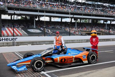 New Albany 'den NTT INDYCAR SERIES sürücüsü GRAM RAHAL (15) (ABD), Indianapolis 500' ün 109. koşusuna katıldıktan sonra geleneksel fotoğraf için poz veriyor..