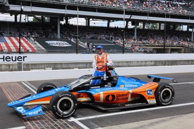 New Albany 'den NTT INDYCAR SERIES sürücüsü GRAM RAHAL (15) (ABD), Indianapolis 500' ün 109. koşusuna katıldıktan sonra geleneksel fotoğraf için poz veriyor..