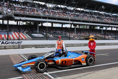 New Albany 'den NTT INDYCAR SERIES sürücüsü GRAM RAHAL (15) (ABD), Indianapolis 500' ün 109. koşusuna katıldıktan sonra geleneksel fotoğraf için poz veriyor..