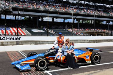 New Albany 'den NTT INDYCAR SERIES sürücüsü GRAM RAHAL (15) (ABD), Indianapolis 500' ün 109. koşusuna katıldıktan sonra geleneksel fotoğraf için poz veriyor..