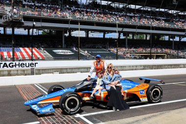 New Albany 'den NTT INDYCAR SERIES sürücüsü GRAM RAHAL (15) (ABD), Indianapolis 500' ün 109. koşusuna katıldıktan sonra geleneksel fotoğraf için poz veriyor..