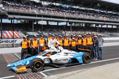 NTT INDYCAR SERIES sürücüsü, NOLAN SIEGEL (6) (ABD) (Palo Alto, CA), Indianapolis 500 'ün 109. koşusuna katıldıktan sonra poz vermektedir..