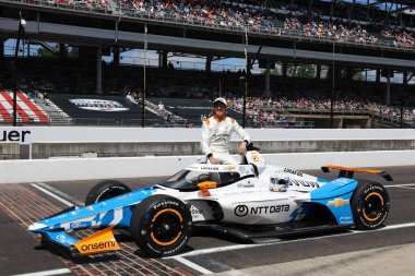 NTT INDYCAR SERIES sürücüsü, NOLAN SIEGEL (6) (ABD) (Palo Alto, CA), Indianapolis 500 'ün 109. koşusuna katıldıktan sonra poz vermektedir..