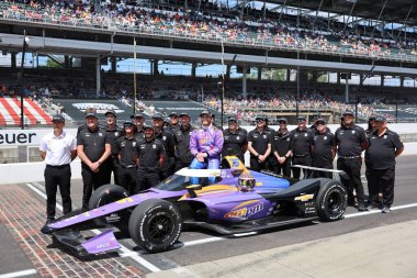 NTT INDYCAR SERIES sürücüsü, CONOR DALY (76) (ABD), ABD 'nin Speedway kentindeki Indianapolis 500' de 109. Koşu yarışına katıldıktan sonra geleneksel fotoğraf için poz verir..
