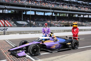 NTT INDYCAR SERIES sürücüsü, CONOR DALY (76) (ABD), ABD 'nin Speedway kentindeki Indianapolis 500' de 109. Koşu yarışına katıldıktan sonra geleneksel fotoğraf için poz verir..