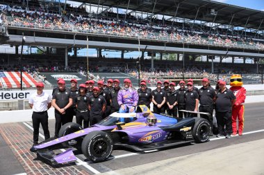 NTT INDYCAR SERIES sürücüsü, CONOR DALY (76) (ABD), ABD 'nin Speedway kentindeki Indianapolis 500' de 109. Koşu yarışına katıldıktan sonra geleneksel fotoğraf için poz verir..