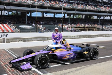 NTT INDYCAR SERIES sürücüsü, CONOR DALY (76) (ABD), ABD 'nin Speedway kentindeki Indianapolis 500' de 109. Koşu yarışına katıldıktan sonra geleneksel fotoğraf için poz verir..
