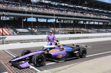 NTT INDYCAR SERIES sürücüsü, CONOR DALY (76) (ABD), ABD 'nin Speedway kentindeki Indianapolis 500' de 109. Koşu yarışına katıldıktan sonra geleneksel fotoğraf için poz verir..