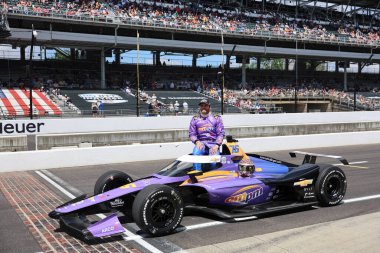 NTT INDYCAR SERIES sürücüsü, CONOR DALY (76) (ABD), ABD 'nin Speedway kentindeki Indianapolis 500' de 109. Koşu yarışına katıldıktan sonra geleneksel fotoğraf için poz verir..