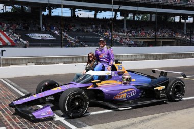 NTT INDYCAR SERIES sürücüsü, CONOR DALY (76) (ABD), ABD 'nin Speedway kentindeki Indianapolis 500' de 109. Koşu yarışına katıldıktan sonra geleneksel fotoğraf için poz verir..