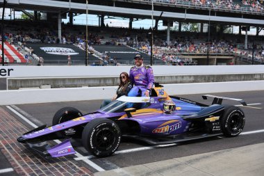 NTT INDYCAR SERIES sürücüsü, CONOR DALY (76) (ABD), ABD 'nin Speedway kentindeki Indianapolis 500' de 109. Koşu yarışına katıldıktan sonra geleneksel fotoğraf için poz verir..