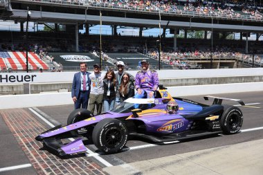 NTT INDYCAR SERIES sürücüsü, CONOR DALY (76) (ABD), ABD 'nin Speedway kentindeki Indianapolis 500' de 109. Koşu yarışına katıldıktan sonra geleneksel fotoğraf için poz verir..